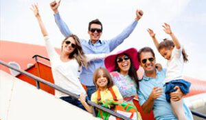 Grupa ludzi stojących przed samolotem. Traveligo Blog