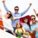 Grupa ludzi stojących przed samolotem. Traveligo Blog