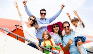 Grupa ludzi stojących przed samolotem. Traveligo Blog