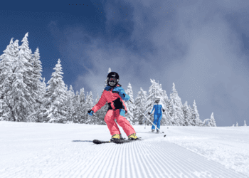 Narciarki na stoku, pokrytym świeżym śniegiem. - Traveligo Blog