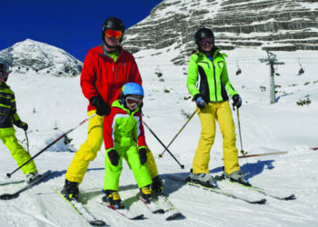Trzy osoby na nartach w śniegu. - Traveligo Blog