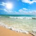 Piaszczysta plaża, turkusowe morze, błękitne niebo z białymi chmurami - Traveligo Blog