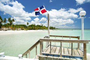 Plaża i morze z falą Dominikana - Traveligo Blog