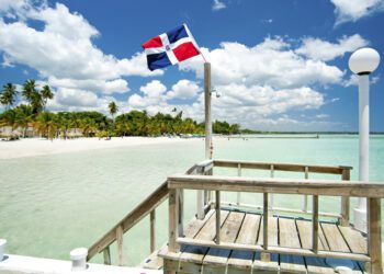 Plaża i morze z falą Dominikana - Traveligo Blog