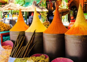 Kolorowe przyprawy w stożkowych pojemnikach - Traveligo Blog