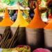 Kolorowe przyprawy w stożkowych pojemnikach - Traveligo Blog