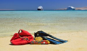 Dwa statki, czerwona torba, niebieskie i żółte płetwy - Traveligo Blog