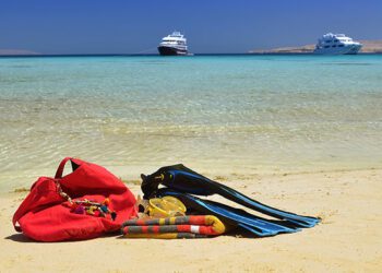 Dwa statki, czerwona torba, niebieskie i żółte płetwy - Traveligo Blog