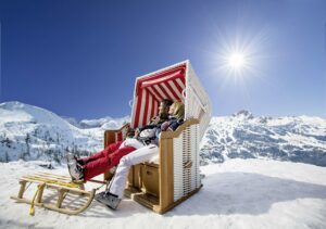 Para słuchaczy w fotelu na śniegu - Traveligo Blog