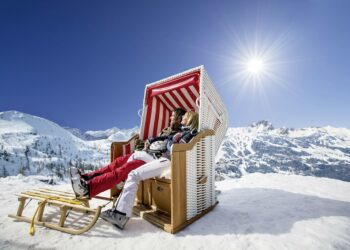 Para słuchaczy w fotelu na śniegu - Traveligo Blog