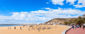 Plaża, miasto, góry, niebo. Traveligo Blog