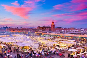 Tłum na rynku w mieście. Traveligo Blog