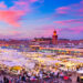 Tłum na rynku w mieście. Traveligo Blog