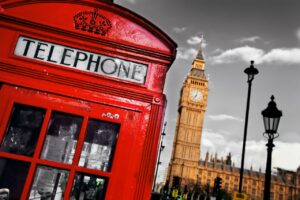 Czerwona budka telefoniczna i wieża Big Ben - Traveligo Blog