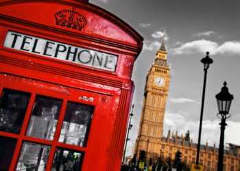 Czerwona budka telefoniczna i wieża Big Ben - Traveligo Blog