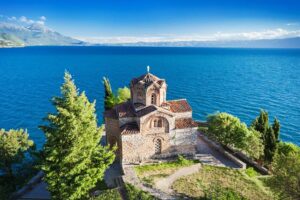 Kościół na wzgórzu, niebieskie morze. Traveligo Blog