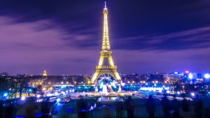 Oświetlona Wieża Eiffla w Paryżu nocą. - Traveligo Blog