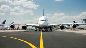 Duży samolot pasażerski na lotnisku - Traveligo Blog