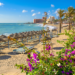 Plaża z parasolami, roślinami i hoteli. - Traveligo Blog