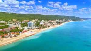 Widok na plaże i zabudowania - Traveligo Blog
