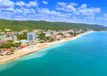 Widok na plaże i zabudowania - Traveligo Blog