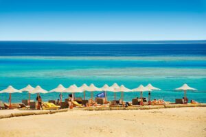 Plaża z parasolami - Traveligo Blog