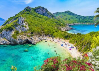 Malownicza plaża nad turkusowym morzem. Traveligo Blog