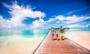 Drewniany pomost na tropikalnej plaży. Traveligo Blog