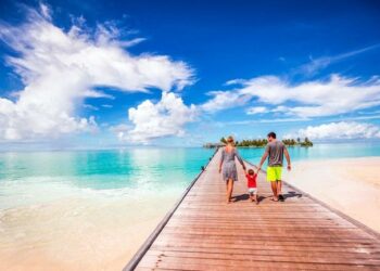 Drewniany pomost na tropikalnej plaży. Traveligo Blog