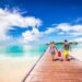 Drewniany pomost na tropikalnej plaży. Traveligo Blog