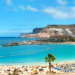 Plaża z palmami i ludźmi - Traveligo Blog