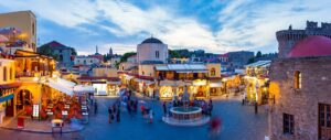 Kolorowe budynki, rynek z ludźmi, fontanna - Traveligo Blog