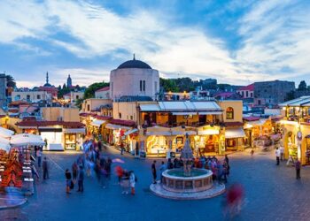 Kolorowe budynki, rynek z ludźmi, fontanna - Traveligo Blog
