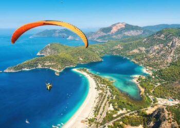 Paraglider nad pięknym morzem i plażą - Traveligo Blog