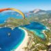 Paraglider nad pięknym morzem i plażą - Traveligo Blog