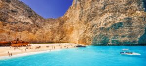 Skały, plaża, morze, łodzie. - Traveligo Blog