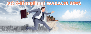 Mężczyzna w garniturze skacze na plaży. Traveligo Blog