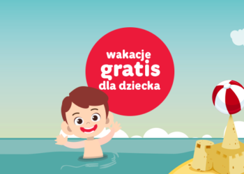 Chłopiec w wodzie, balon, napis "Wakacje gratis dla dziecka" - Traveligo Blog