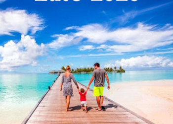 Ludzie idący po drewnianym molo do plaży - Traveligo Blog