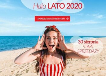 Kobieta na plaży w czerwono-białym stroju kąpielowym. Traveligo Blog