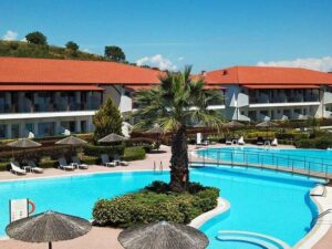 Hotel z basenem, palmami i parasolami. Traveligo Blog