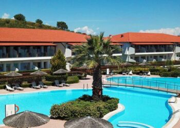 Hotel z basenem, palmami i parasolami. Traveligo Blog