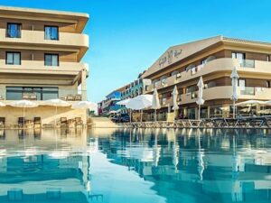 Hotel w miejscowości nadmorskiej w słoneczny dzień. Traveligo Blog
