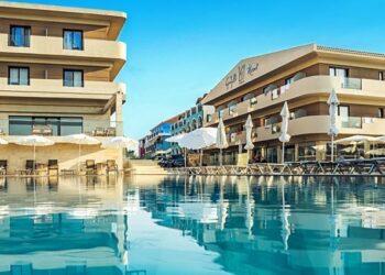 Hotel w miejscowości nadmorskiej w słoneczny dzień. Traveligo Blog