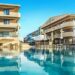 Hotel w miejscowości nadmorskiej w słoneczny dzień. Traveligo Blog