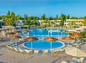 Basen hotelowy, parasole, Traveligo Blog