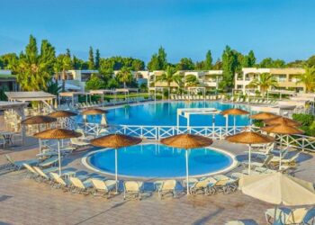 Basen hotelowy, parasole, Traveligo Blog