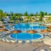 Basen hotelowy, parasole, Traveligo Blog