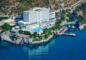 Duży, nowoczesny hotel na klifie przy błękitnym morzu. Traveligo Blog
