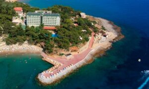 Hotel na brzegu morza. Traveligo Blog